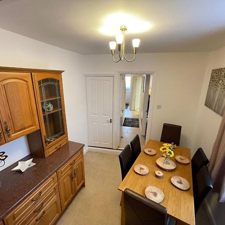 Appartement Beanies Lornestreet Four Bed House à Swindon Extérieur photo