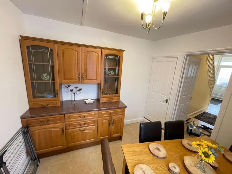 Appartement Beanies Lornestreet Four Bed House à Swindon Extérieur photo