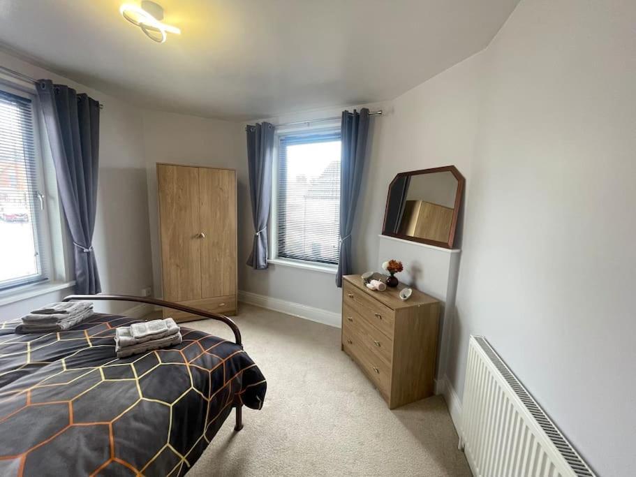 Appartement Beanies Lornestreet Four Bed House à Swindon Extérieur photo