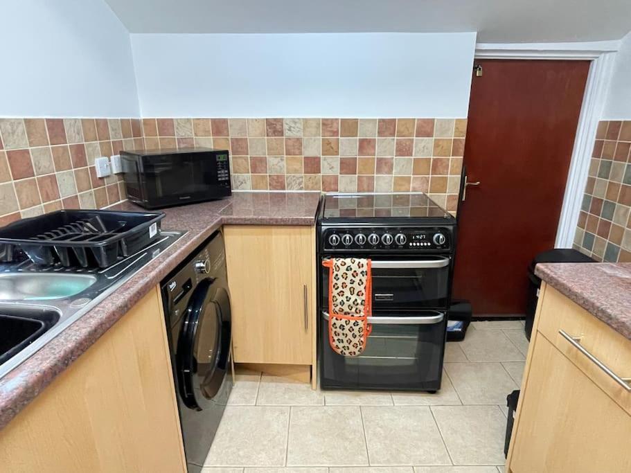 Appartement Beanies Lornestreet Four Bed House à Swindon Extérieur photo