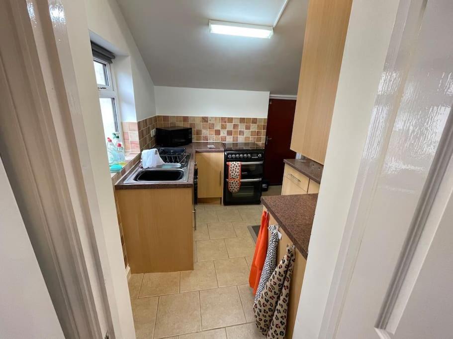 Appartement Beanies Lornestreet Four Bed House à Swindon Extérieur photo
