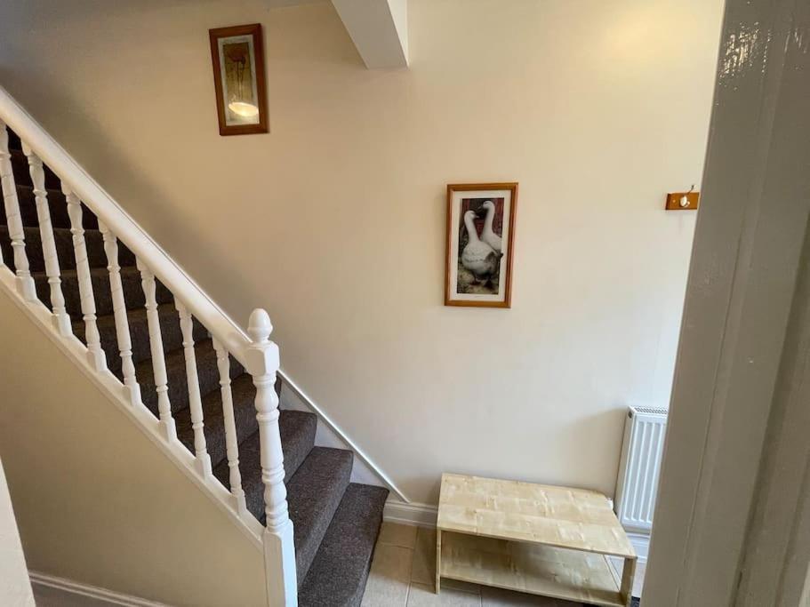 Appartement Beanies Lornestreet Four Bed House à Swindon Extérieur photo