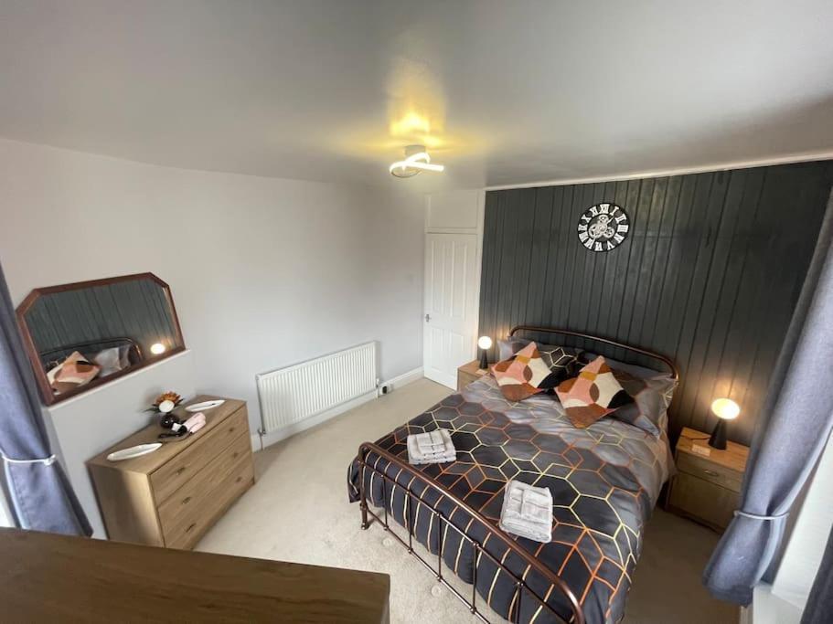 Appartement Beanies Lornestreet Four Bed House à Swindon Extérieur photo