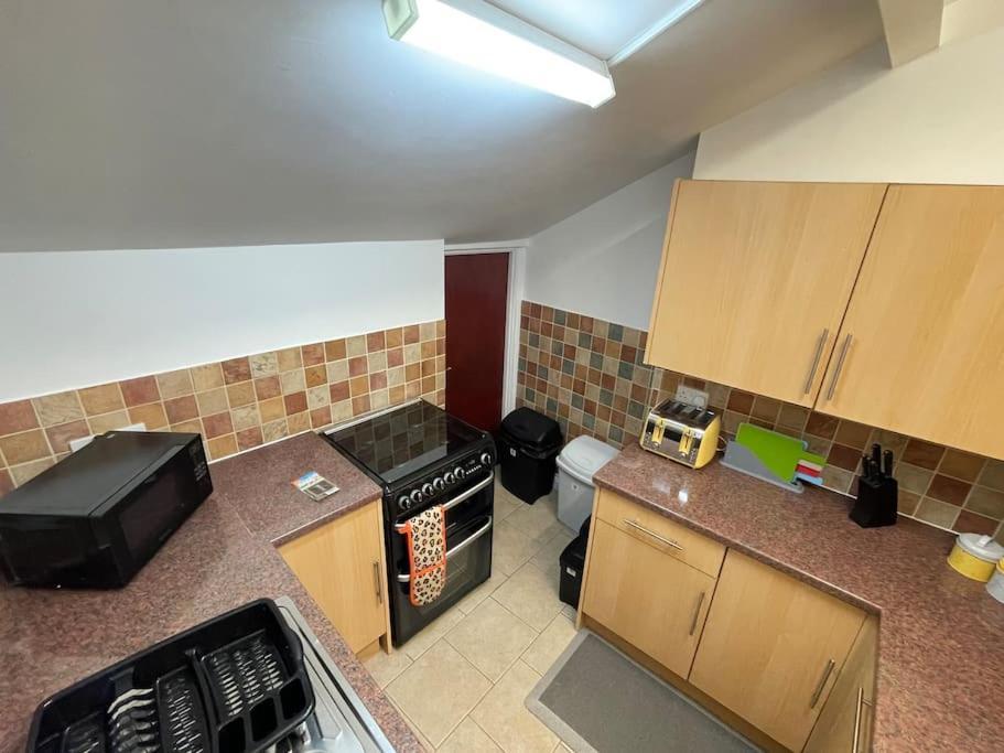 Appartement Beanies Lornestreet Four Bed House à Swindon Extérieur photo