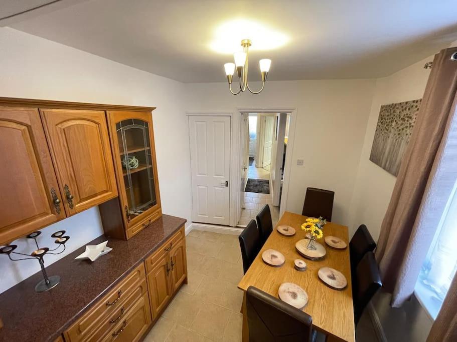 Appartement Beanies Lornestreet Four Bed House à Swindon Extérieur photo