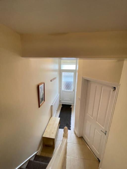Appartement Beanies Lornestreet Four Bed House à Swindon Extérieur photo