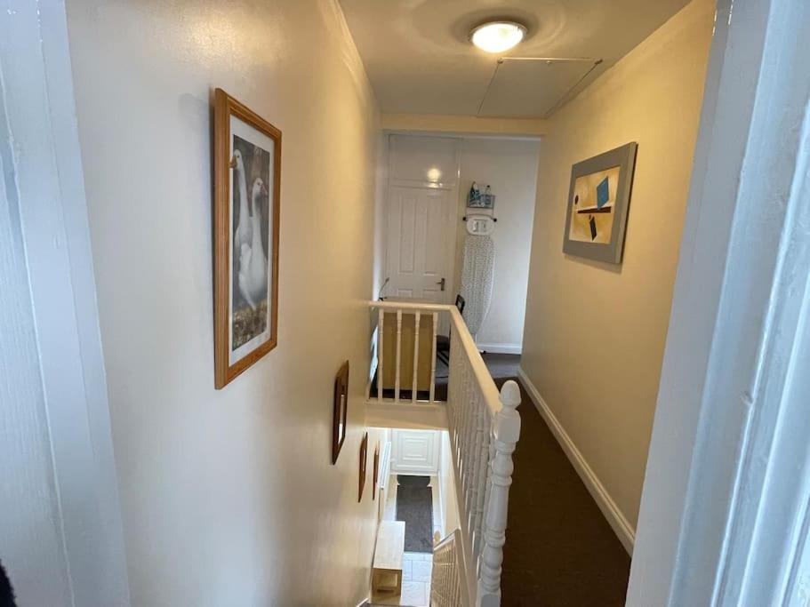Appartement Beanies Lornestreet Four Bed House à Swindon Extérieur photo