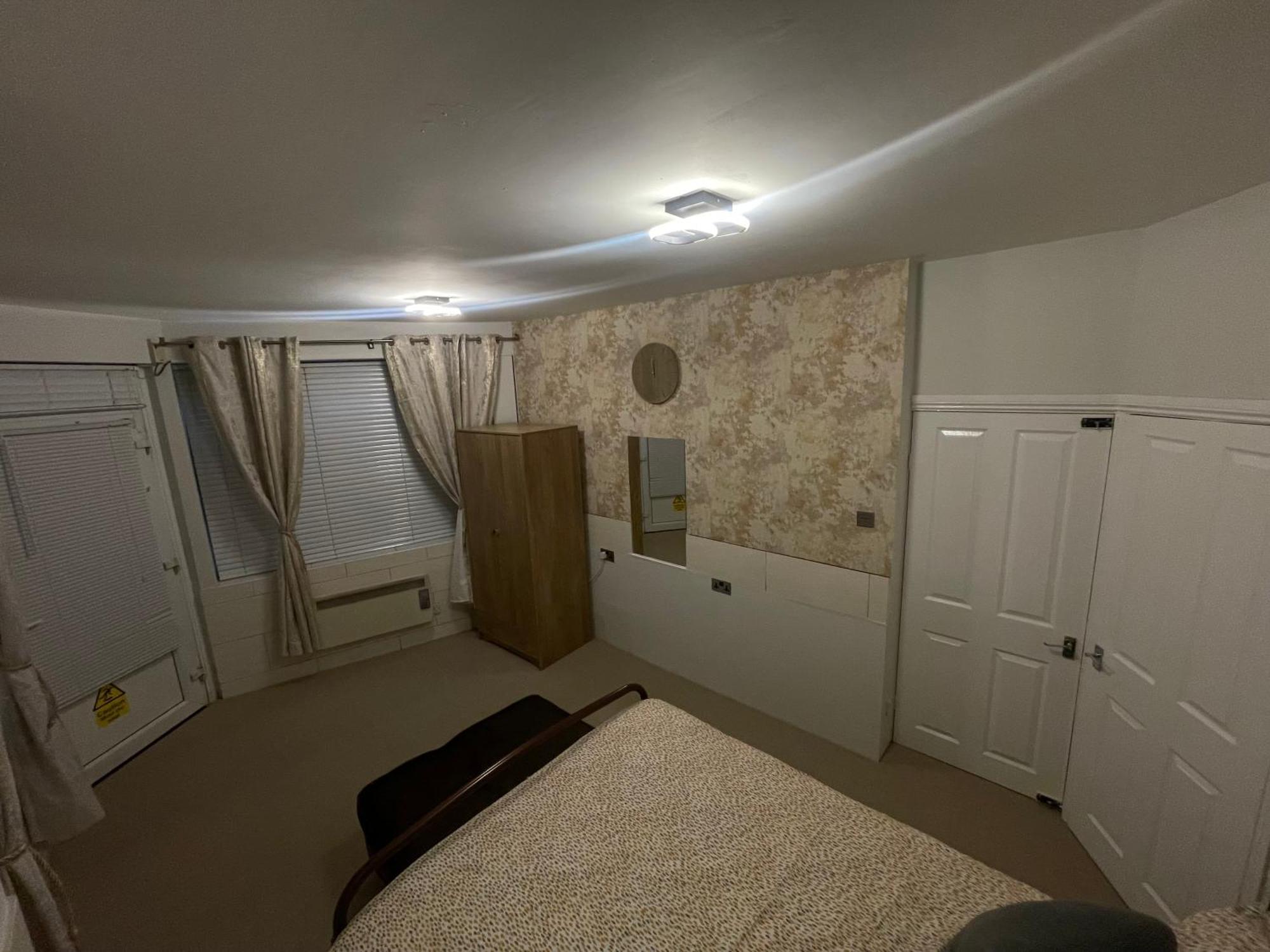 Appartement Beanies Lornestreet Four Bed House à Swindon Extérieur photo