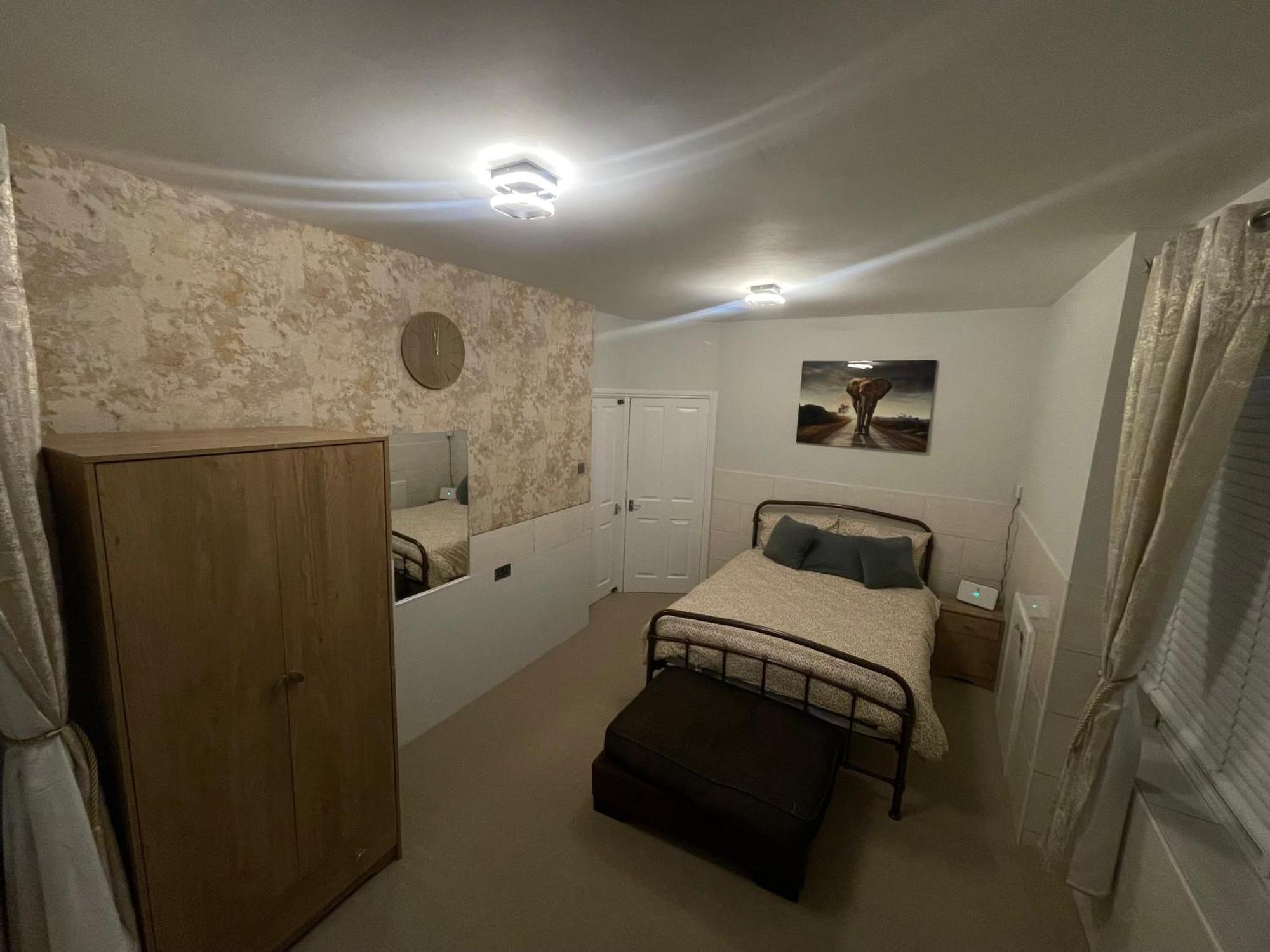 Appartement Beanies Lornestreet Four Bed House à Swindon Extérieur photo