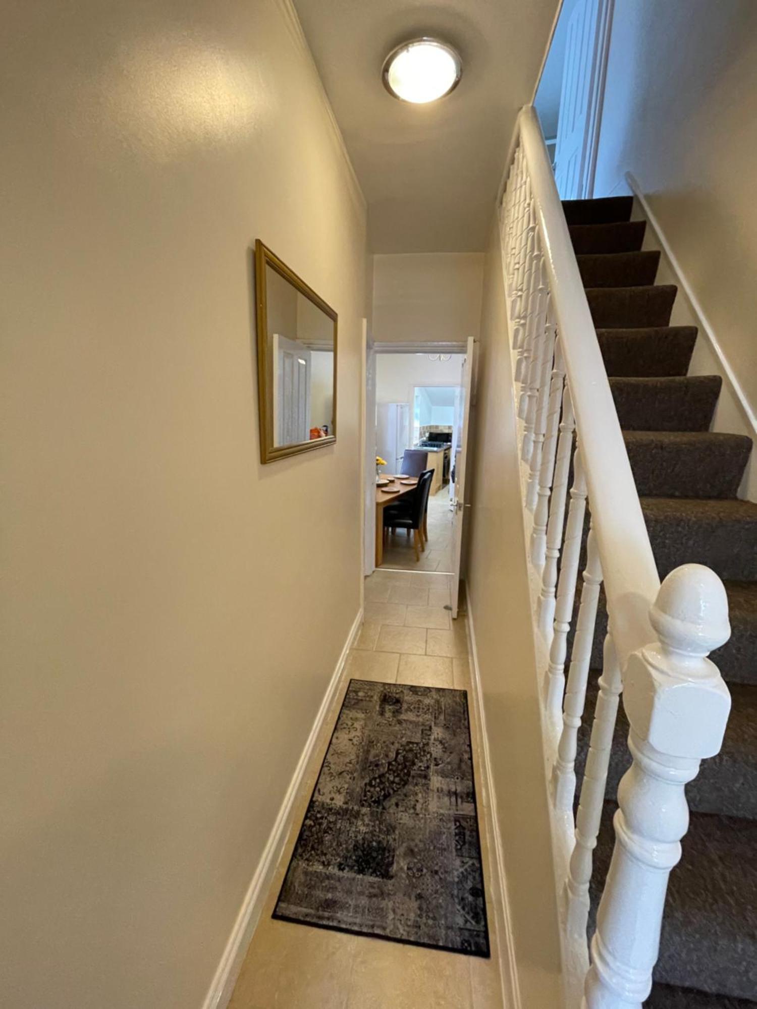 Appartement Beanies Lornestreet Four Bed House à Swindon Extérieur photo